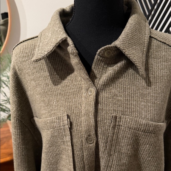 New In Ribbed Button-Up Overshirt in Olive large - Picture 2 of 13